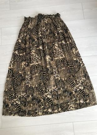 Актуальная юбка с змеиным принтом3 фото