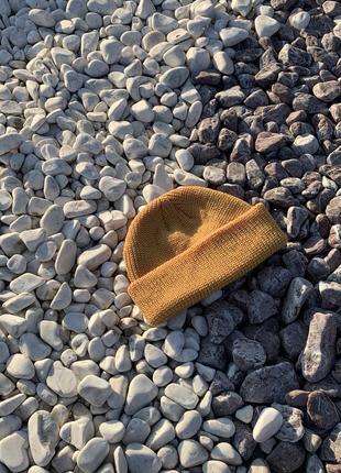 Новая шапка шапочка короткая бини в жёлтом цвете мужская женская унисекс