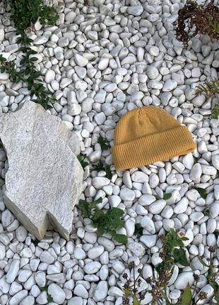 Новая шапка шапочка короткая бини в жёлтом цвете мужская женская унисекс