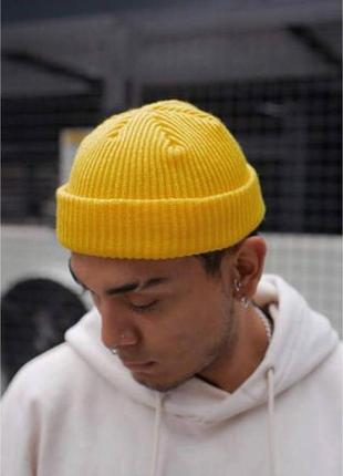 Новая шапка шапочка короткая бини в жёлтом цвете мужская женская унисекс