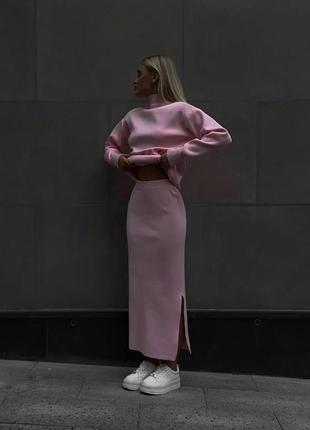 Костюм из ангоры свитер свободного кроя с высоким воротником под горло юбка миди с разрезом сбоку комплект трендовый стильный базовый розовый серый8 фото