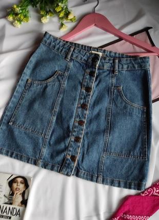 Джинсовая юбка с пуговицами спереди и накладными карманами