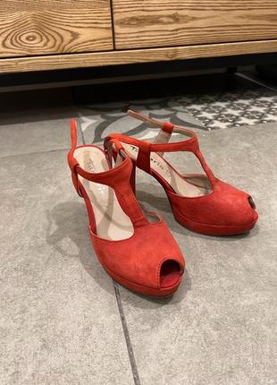Красные босоножки на каблуке 37-37.5 размера