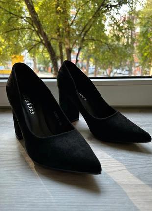 Замшевые черные туфли на каблуке
