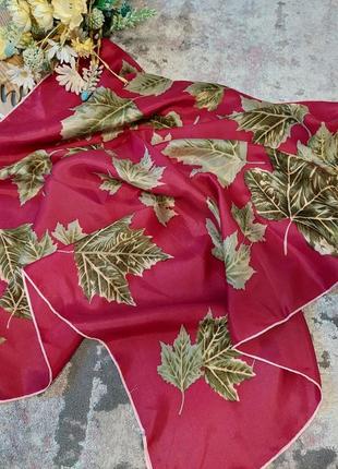 Винтажный бордовый шёлковый платок в кленовый листья, шов роуль(78 см на 76 см)
