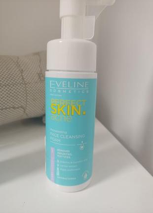 Очищувальна пінка для обличчя з мікропілінгом eveline cosmetics perfect skin.acne face foam