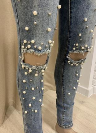 Женские джинсы с разрезами и жемчугом2 фото