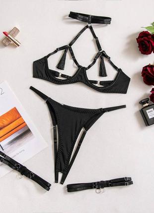 Эротический комплект белья с открытым бюстиком и кисточками