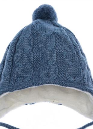 Теплая зимняя шапка на утеплителе для малышей.
