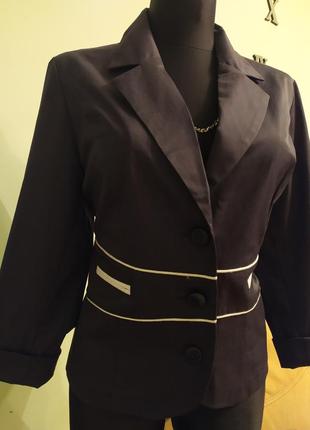 Стильный облегченный котоновый темно синий пиджак без подкладки.