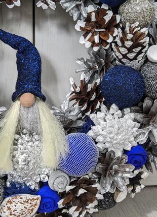 Новогодний венок серебристо-синий с гномиком