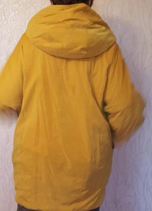 Теплая желтая куртка.2 фото