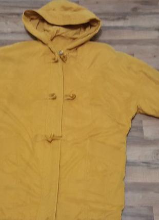 Теплая желтая куртка.3 фото