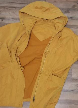 Теплая желтая куртка.5 фото