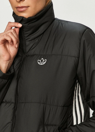 Женская куртка adidas черная демисезонная укороченная куртка puffer gk85545 фото