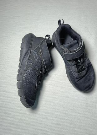 Текстильные кроссовки. черные кроссовки на липучке. легкие кроссовки