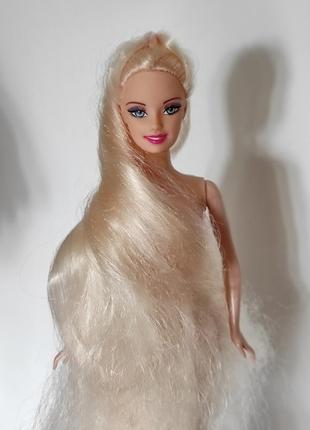 Лялька рапунцель із дуже довгим волоссям