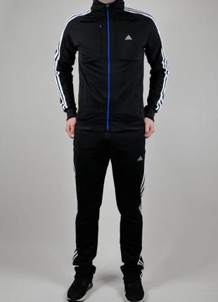 Спортивний костюм adidas.