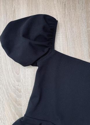 Маленькое черное платье с пышным рукавом и квадратным декольте3 фото