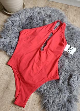 Асимметричный купальник с вырезом на груди от zara, размер l