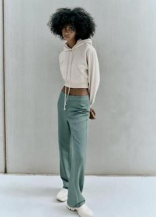 Стильные брючные брюки с высокой талией zara очень красивого цвета.