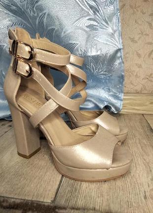 Босоножки на каблуке