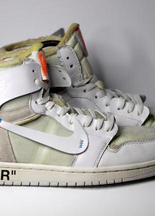 Стильные кроссовки