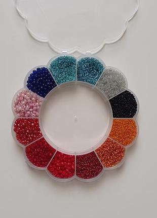 Набор бисера в контейнере.