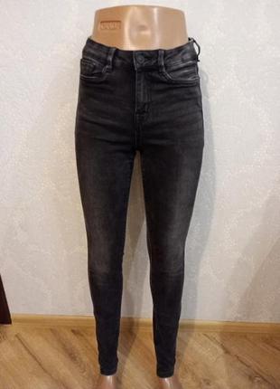 Джинси скінні
