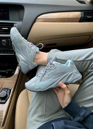 Женские кроссовки adidas yeezy boost 700 v2 hospital blue reflective, кроссовки адидас рефлективные изи 700, кросівки адідас ізі 7002 фото