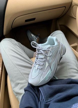 Женские кроссовки adidas yeezy boost 700 v2 hospital blue reflective, кроссовки адидас рефлективные изи 700, кросівки адідас ізі 7007 фото