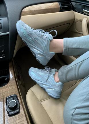 Женские кроссовки adidas yeezy boost 700 v2 hospital blue reflective, кроссовки адидас рефлективные изи 700, кросівки адідас ізі 7009 фото