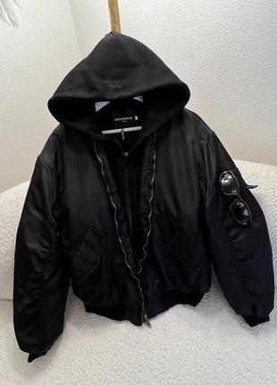 Куртка в стиле balenciaga с капюшоном бомбер короткая теплая зима осень беж черная10 фото