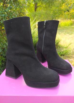 Женские черные замшевые ботинки на платформе на каблуке на меху2 фото