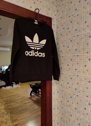 Свитшот adidas.