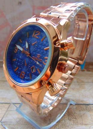 Мужские часы с синим циферблатом и датой на металлическом ремешке..
