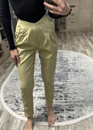 Брюки из экокожи