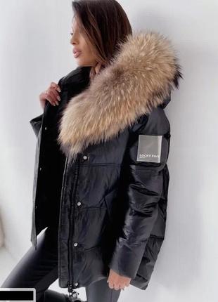 Теплая зимняя куртка с меховым капюшоном1 фото