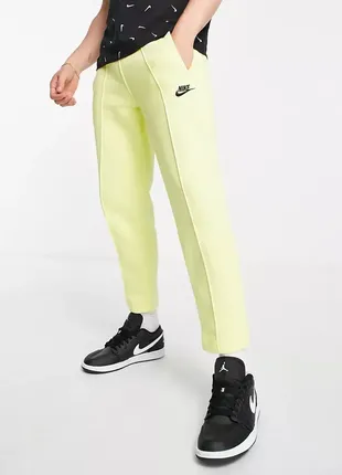 Спортивные штаны nike club joggers in light zitron