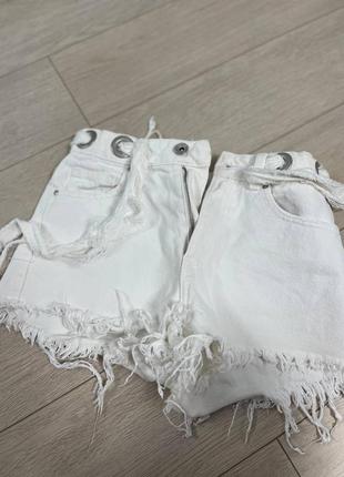 Белые джинсовые шорты