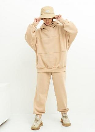 Бежевий утеплений костюм вільного крою