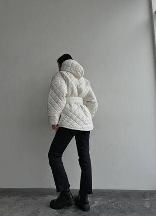 Теплая куртка с поясом плащевка на силиконе с капюшоном стеганая свободного прямого кроя7 фото
