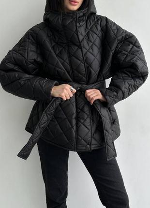 Теплая куртка с поясом плащевка на силиконе с капюшоном стеганая свободного прямого кроя10 фото