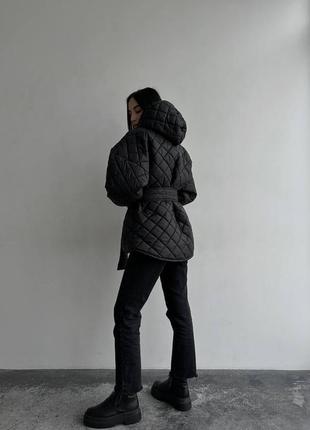 Теплая куртка с поясом плащевка на силиконе с капюшоном стеганая свободного прямого кроя9 фото
