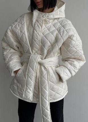 Теплая куртка с поясом плащевка на силиконе с капюшоном стеганая свободного прямого кроя3 фото