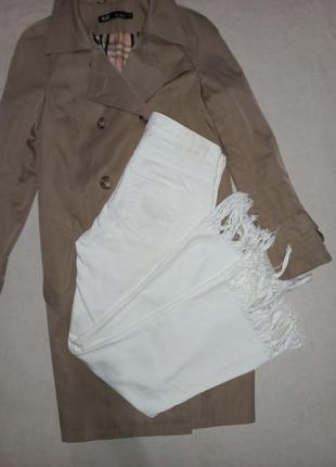 Белые джинсы zara с необработанными краями и разрезами6 фото