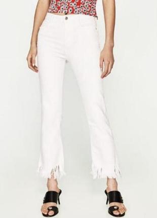 Белые джинсы zara с необработанными краями и разрезами9 фото