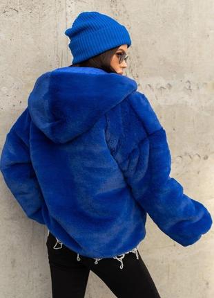 Синяя куртка из искусственного меха с капюшоном4 фото