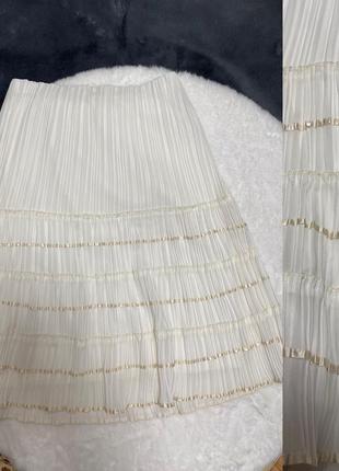 Красивая плиссированная юбка в белом цвете