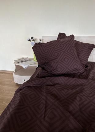 Однотонная постель коричневого цвета в ромбы